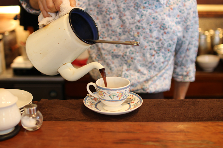 The everyday life of a long-loved coffee shop that cherishes the little things.