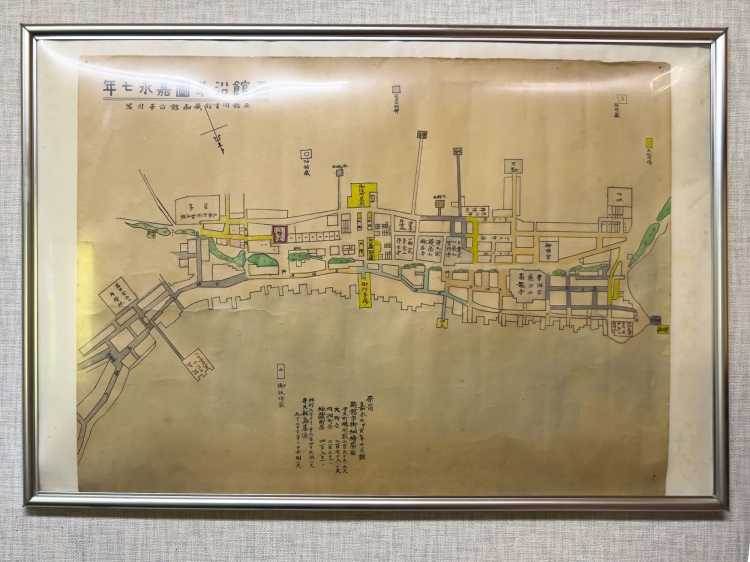 According to a replica of the Hakodate History Map published in 1854, the area circled in red a little to the left of the center is where Hakodate Hachiman Shrine was, and further ahead, at the end of the road (slope) straight down, there was a torii gate.