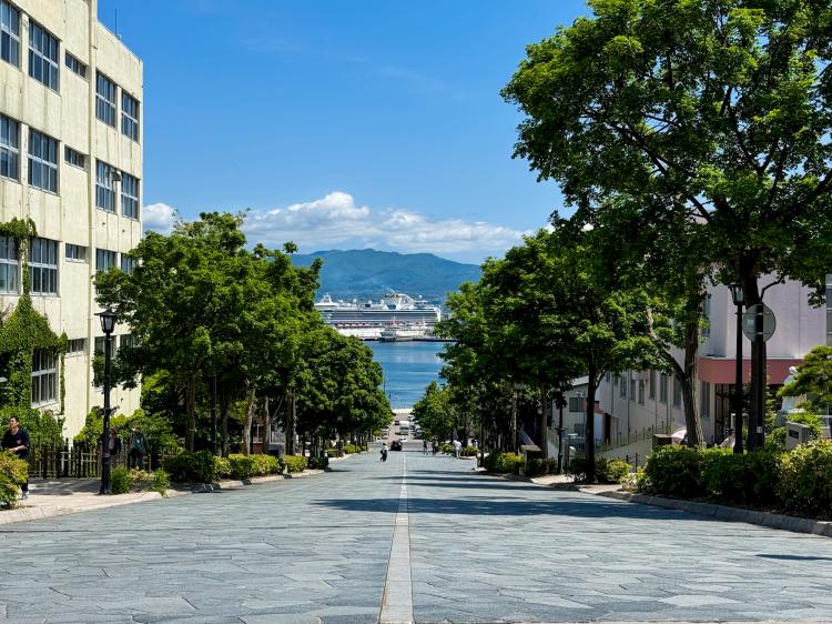 Hachimanzaka is a straight slope from which you can see all the way to the sea