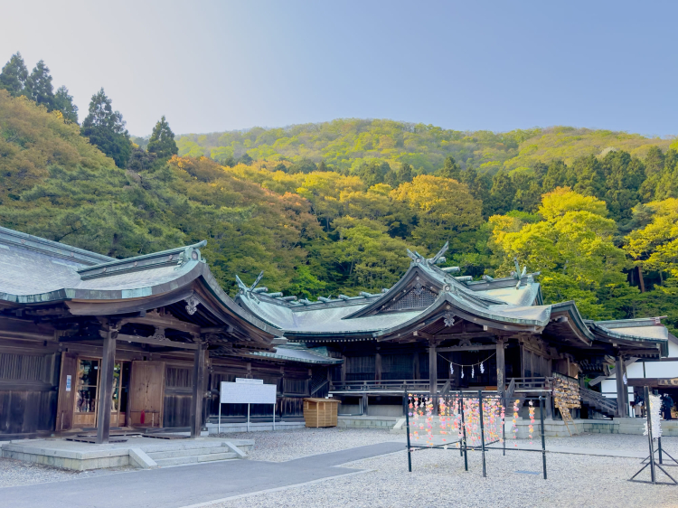 The slope of Mount Hakodate when looking at the shrine from the left shows that this place was once part of the mountain.