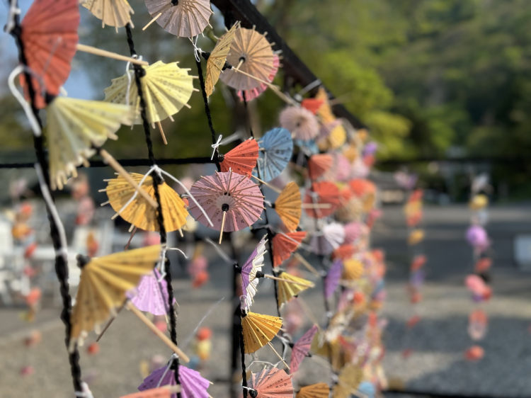 The colorful umbrella fortune slips swaying in the wind are a popular photo spot.