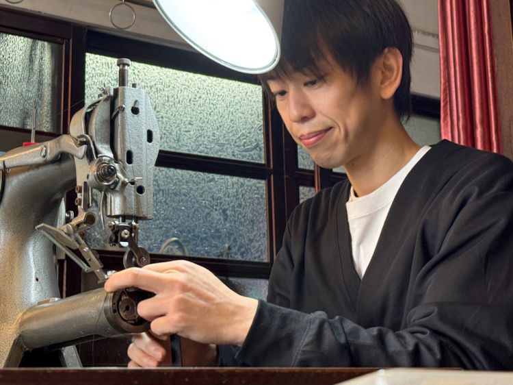 OZIO also provides maintenance for its products. The serious look in Mr. Motobu's eyes as he approaches the sewing machine for repairs conveys his sincere passion for manufacturing.