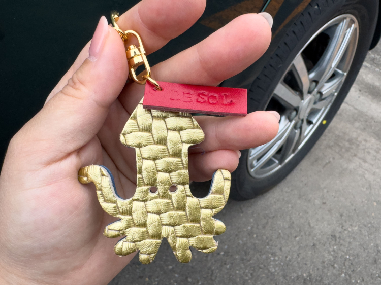 The key chains are reasonably priced, and "the squid design is especially popular, as it is characteristic of Hakodate." You can also enjoy the color combination with the scraps.