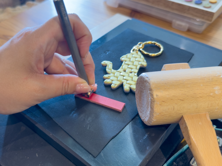 It is important to use a special jig and engrave slowly and without rushing.