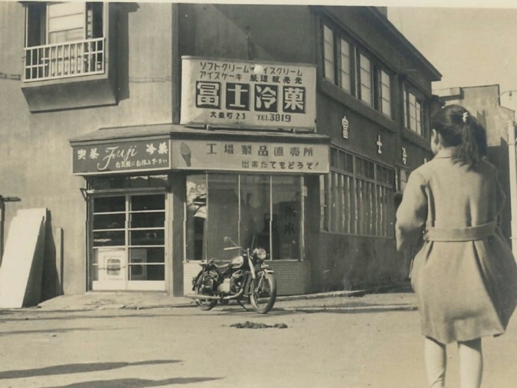 A photo of the former store's exterior. Nakamura says, "The exterior has changed, but the location has always been here."