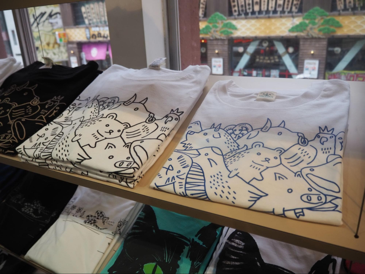 The original T-shirts, featuring loose designs of animals found in Okinawa, are popular among women in their 20s and 30s.