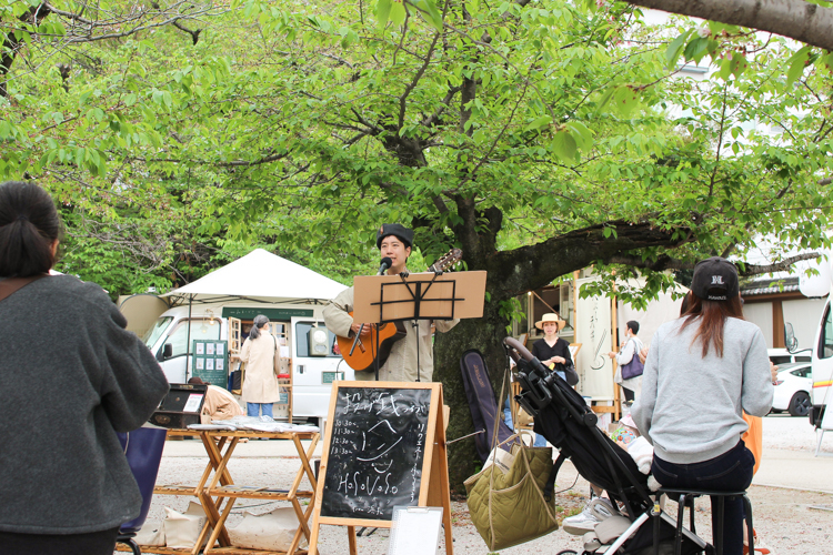 At the venue, a tip-collection live performance was held under the shade of the trees, accompanied by soothing singing.