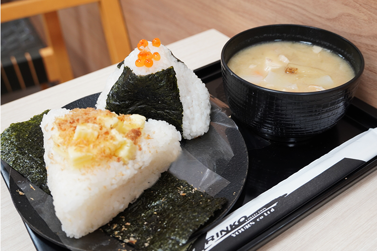 "Cheese bonito (left)," "Sujiko (center)," and "Tonjiru (pork soup) (right)." In addition, there is the basic salted rice ball "without filling," and you can choose the size from regular to jumbo. You can also mix two types of filling for an additional fee.