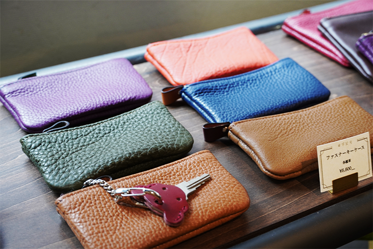 "Zipper key case (photo)". There are also leather accessories in a wide variety of colors, such as business card holders and coin purses.