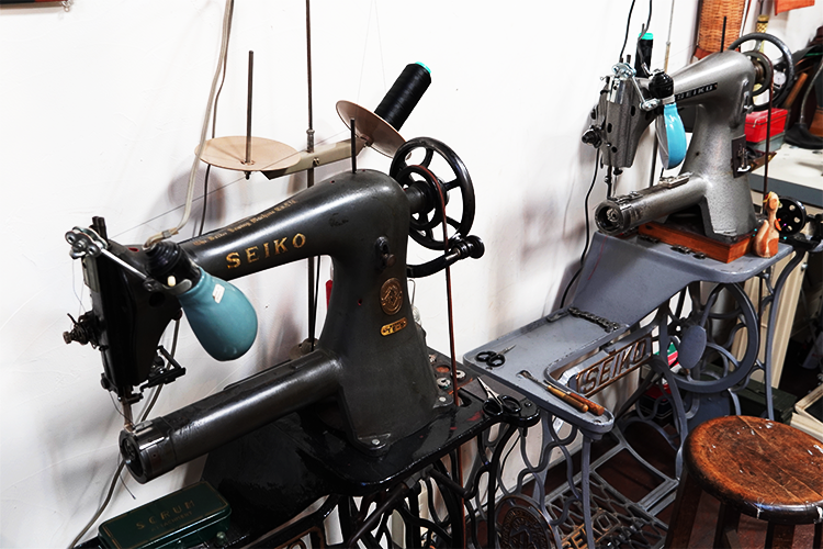 There is a workshop on-site, so you can see the process. The "arm sewing machine," which is suitable for making three-dimensional objects, was manufactured several decades ago. It is foot-operated, and is attractive for its ability to sew carefully for each stitch and for its tight threading.