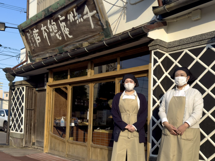 Our interviewees are Mr. Hotta (right) from the Product Department and Mr. Seto (left), the head of the main store.