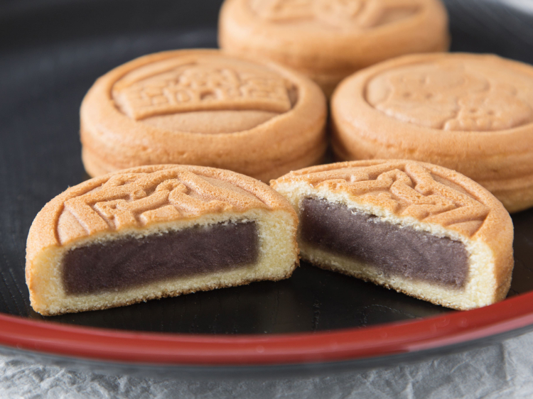 "Hakodate Sanpo" is a sweet created to coincide with the opening of the Hokkaido Shinkansen. The production process involves baking the castella dough, so it keeps well and is said to be the perfect souvenir.