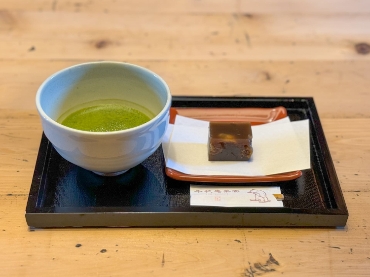 The first product of "an'd an" is a Japanese-Western fusion "An, Brown Sugar and Rum Yokan" made with Okinawan brown sugar, rum, dried figs and raisins. This can also be enjoyed in the eat-in space (photo shows the Uji matcha set).