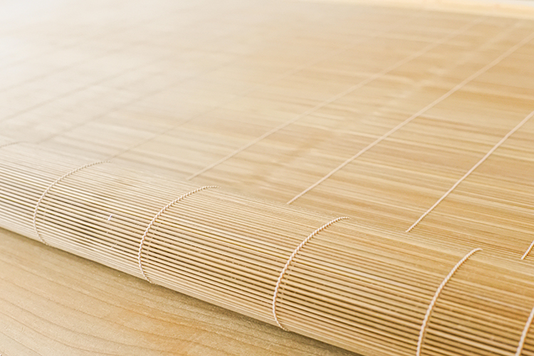 Sukizu (papermaking mats) lined up in the workshop