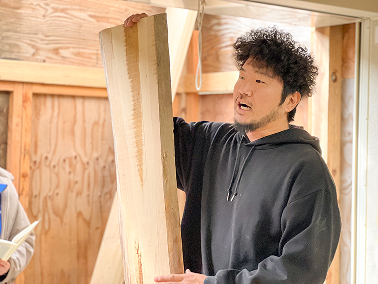 Mr. Imai, a boatman and apprentice shipwright, explains how to make a cormorant boat.