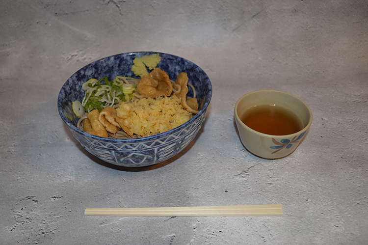 Approximately 80% of customers order chilled tanuki. The amount of fried tofu and tempura flakes can be increased upon request.