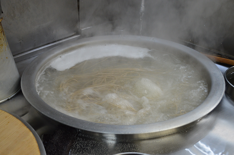 Boil the noodles in plenty of boiled well water.