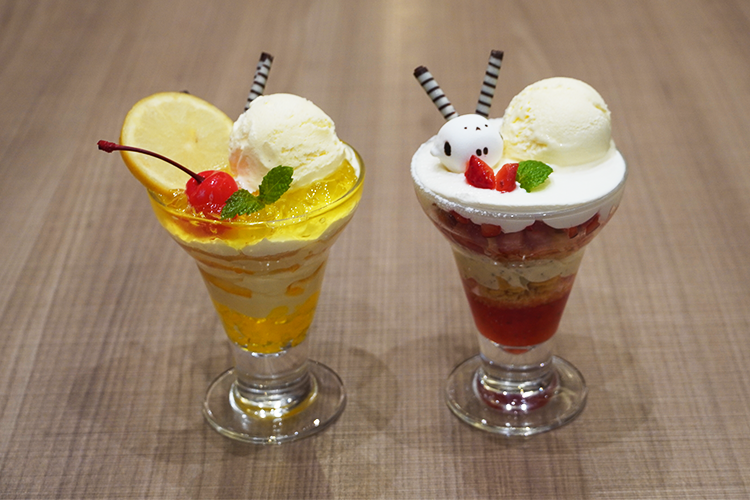 (Left) Seasonal parfait (image) (Right) Standard parfait. One of the attractions is the little touches that make it even more delicious, such as changing the hardness of the whipped cream depending on the temperature at the time.