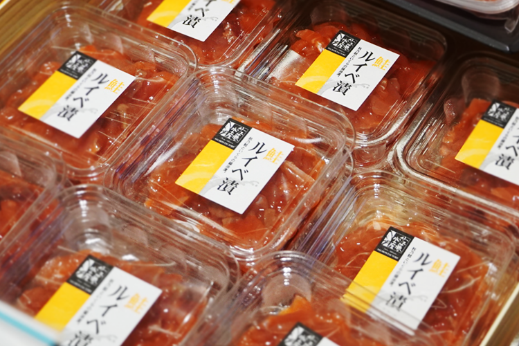 "Salmon Ruibe-zuke" is a delicacy made by marinating wild salmon and salmon roe from Hokkaido in a sauce containing "salmon soy sauce."