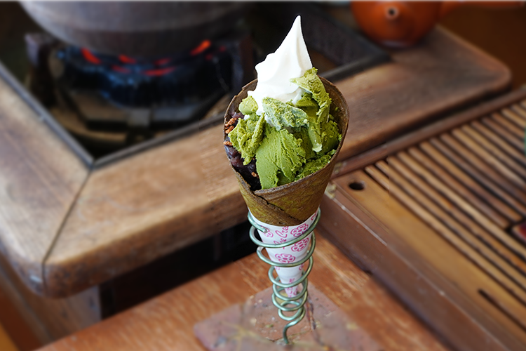 "Yukimoe Parfait (Deluxe Hand-baked Matcha Cone)" is an original dessert only available at "Gyokusuien". It is so popular that some people visit twice a day. As it is produced in small quantities, it may be sold out.