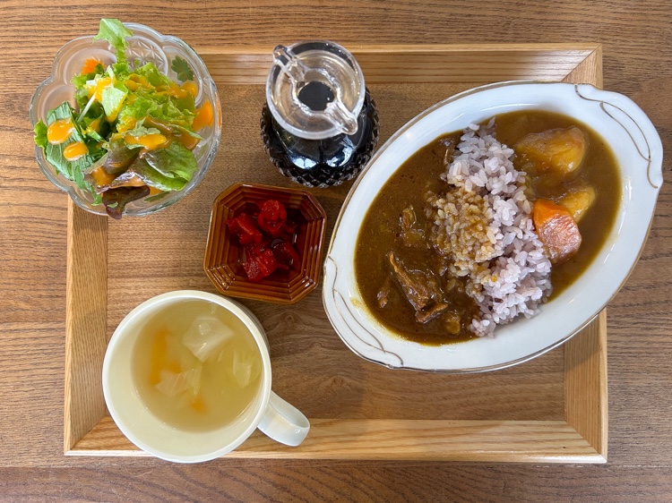 "Retro Showa Curry" is a collaboration menu with the neighboring city hall cafe "Ina Cafe"