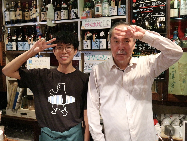 Staff member Sasaki-san (left) and owner chef Habara-san (right) There's a reason for the position of the peace signs