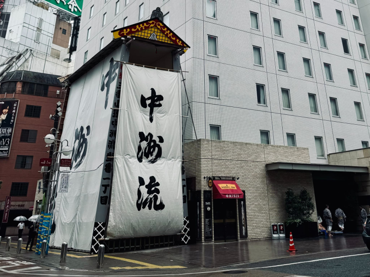 The mountain hut where the Nakasu-ryu "decorative mountain" is placed is set up every year next to HOTEL RESOL TRINITY HAKATA