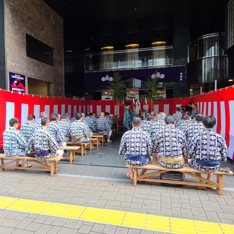 In mid-June, a "hut-entering" ceremony was held to pray for the safety of the construction and work on the mountain hut.