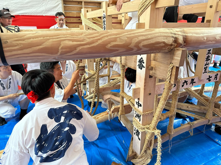 On June 26th, participants wearing the "Mizu Happi" coats of the Nakasu-ryu unified style performed the "Bojime" ceremony, in which they set up the poles on the Yamakasa platform.