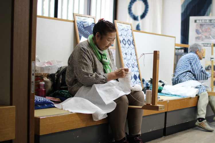 At the Arimatsu Shibori Kaikan, two craftsmen also give demonstrations of dyeing.