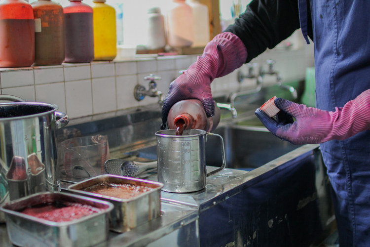 The dyeing process during the Arimatsu tie-dye experience