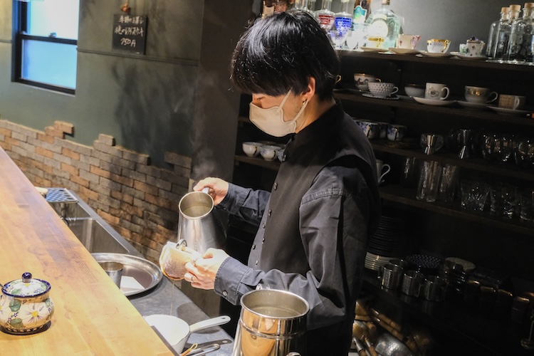 Shop owner, Shinto Oyama