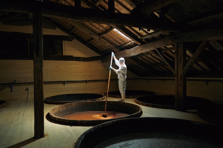 Soy sauce production (Courtesy of Oka Naosaburo Shoten)