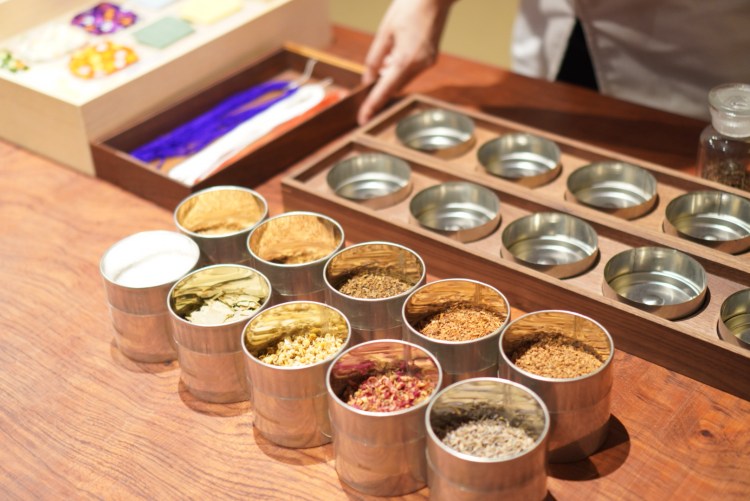 Select ingredients while checking their aroma