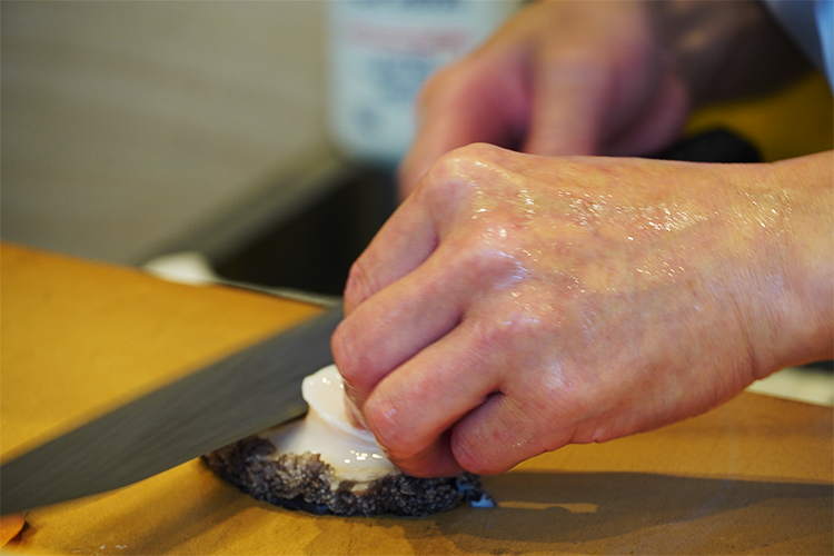 The way the knife cuts fresh abalone. Please pay attention to the smooth handling.