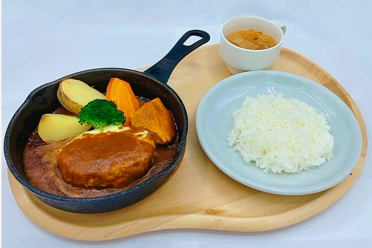 You can choose from two types of sauce, tomato sauce or demi-glace, rice (Nanatsuboshi rice from Rankoshi Town) or bread (Hokkaido University Milk Whey Bread).