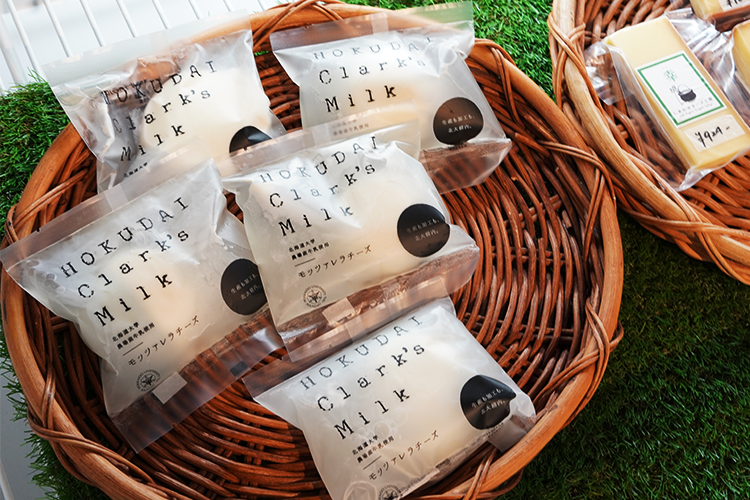 In the market space next to the restaurant and cafe, baked goods and souvenirs are lined up, developed to let more people experience the story of "Hokkaido University Milk." It's nice to be able to take them home as a travel companion, a reward, or a gift.