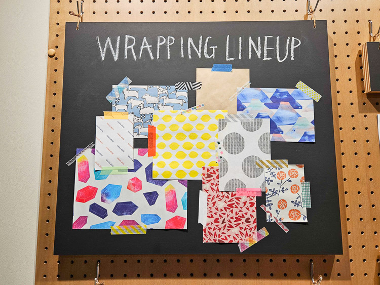 You can check the lineup of wrapping paper on the bulletin board inside the store.