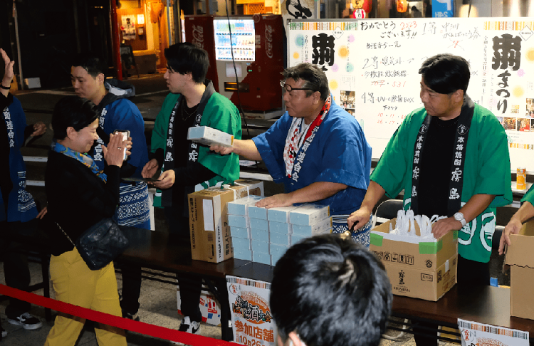 Bar-hopping held on the eve of the Nakasu Festival