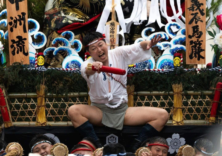 Higuchi Takashi directs the Nakasu Nagare at the traditional Fukuoka festival, Hakata Gion Yamakasa.