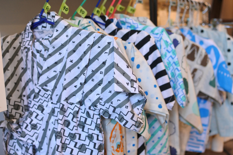 The children's jinbei are printed with a design created in collaboration with Gujo Mokuri, a company that makes geta sandals for the Gujo Dance.