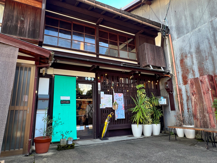 A store that blends into the Gujo townscape