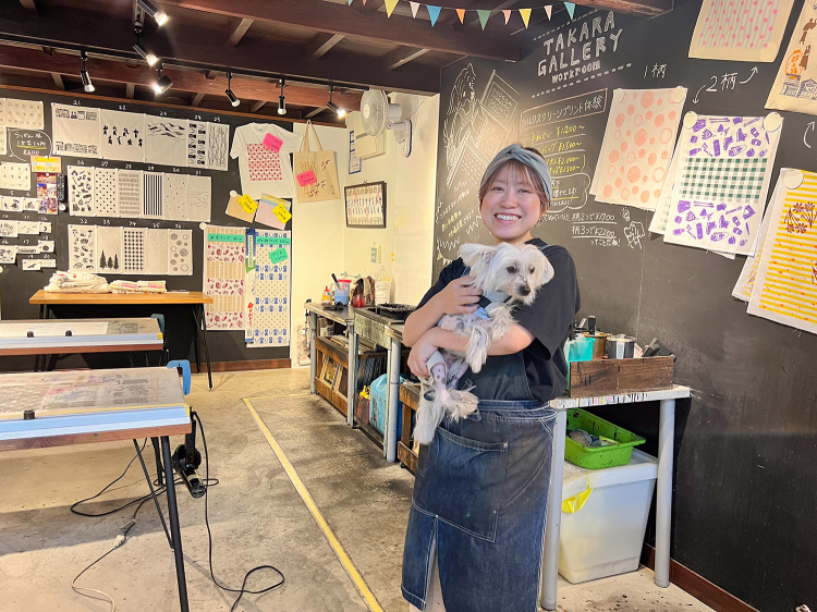 The store's mascot dog Kohaku and the store owner, Mr. Uemura