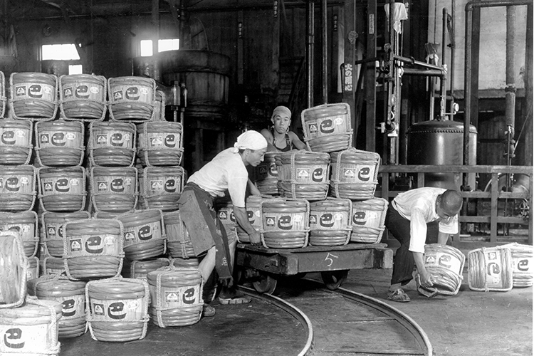 Apparently, soy sauce barrels were transported along the railroad tracks leading to JR Naebo Station. The barrels have the character "Tomoe" written on them. At the time, barrel makers were responsible for making barrels and repairing them. (Courtesy of Fukuyama Brewery)