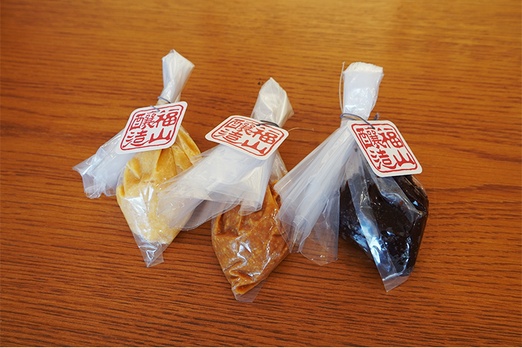 (Left) 20% Koji Miso (middle) Freshly Brewed Raw Miso from Hokkaido (right) Naturally Fermented Miso brewed for three years "Soy Sauce, Miso, and Amakouji" are all available for purchase starting at 100g.