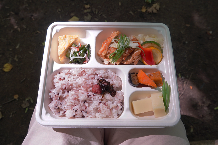 "Ral Bento" has a gentle taste that makes the most of the ingredients. On a sunny day or during the warm season, you can enjoy it while enjoying nature at "Maruyama Park", which is a 15-minute walk from the shop, making it an even more special experience.