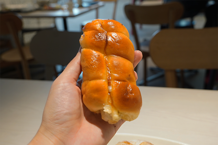 The baked "Chikuwa bread" has a fluffy shape that is so adorable.