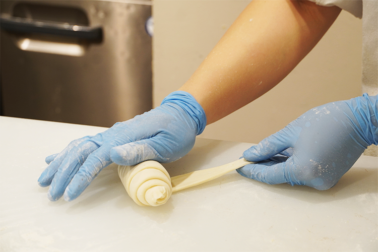 The process of shaping the "salt bread." The sight of the bread being quickly shaped with efficient movements that are familiar to the hands is a highlight.