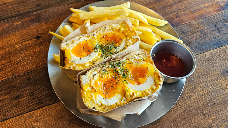 Enjoy a relaxing time savoring a hearty serving of eggs under the elevated railway line, where you can feel the breeze of Brooklyn.