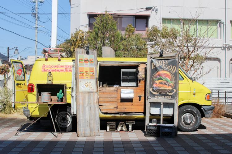 "We want to create a place where friends can gather" - A food truck where you can enjoy burgers and unexpected experiences